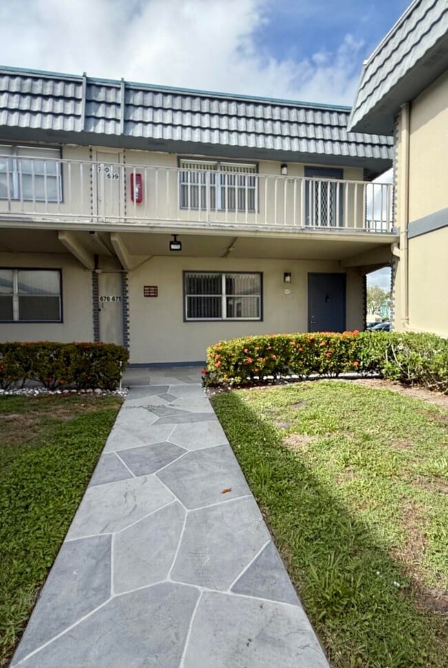 Building Photo - 675 Brittany Park