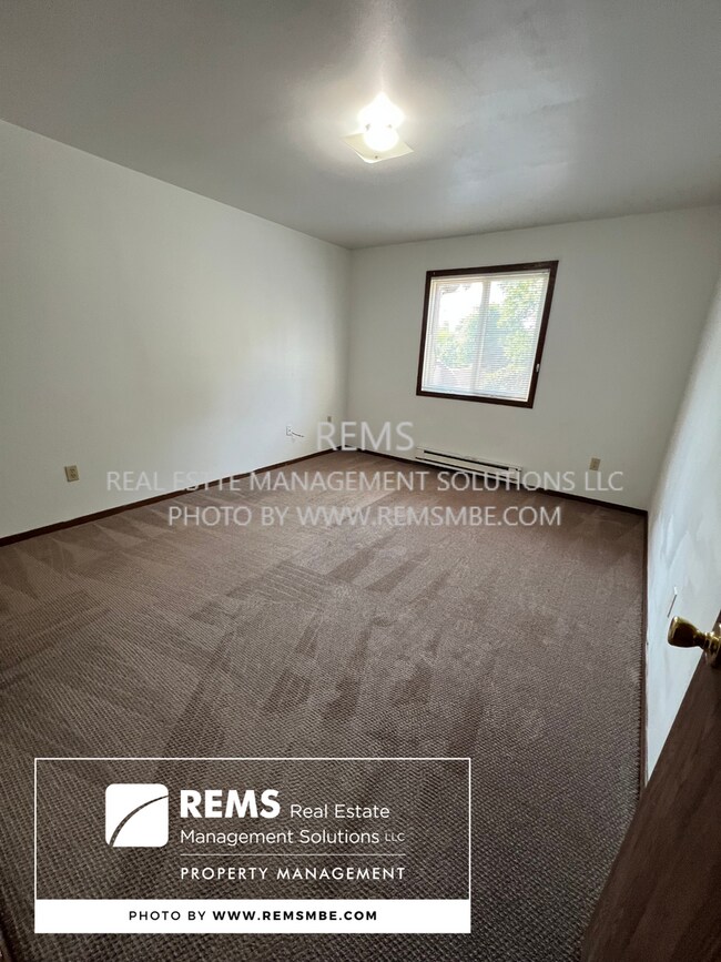 Building Photo - 554 E Slifer St