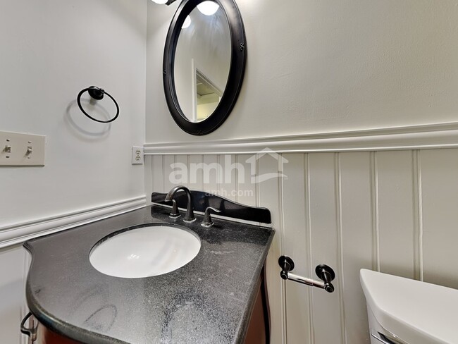 Building Photo - 3023 Laurelwood Dr