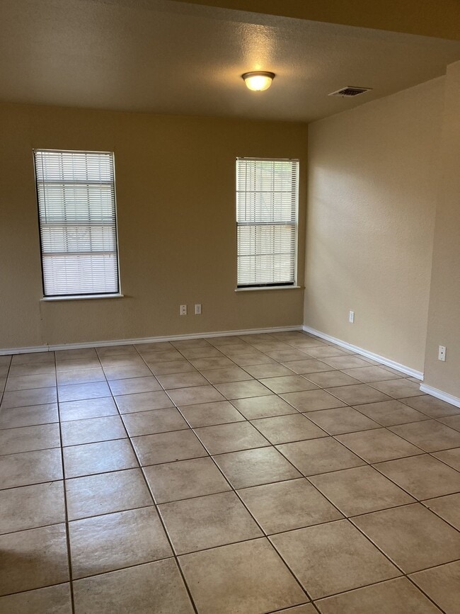 Building Photo - Updated 2 Bedroom Home with Bonus Room and Covered Patio