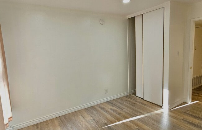 Building Photo - Beautiful 2 Bedrooms, 1 Bath Condo in Grea...