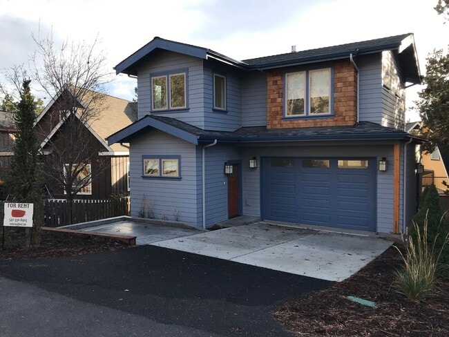 Building Photo - 1079 NW Quincy Ave