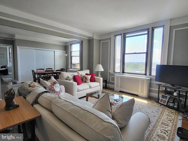 Building Photo - 2031 Locust St