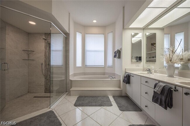 Building Photo - 4412 SW 26th Ave