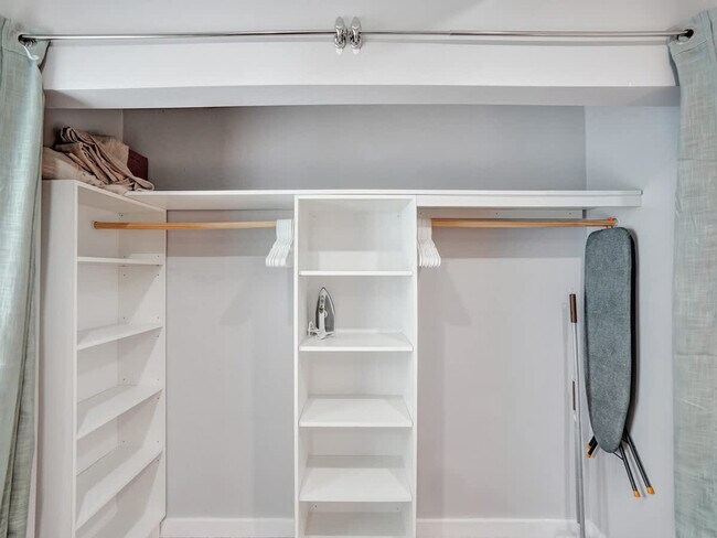 Building Photo - 906 N Riverside Dr