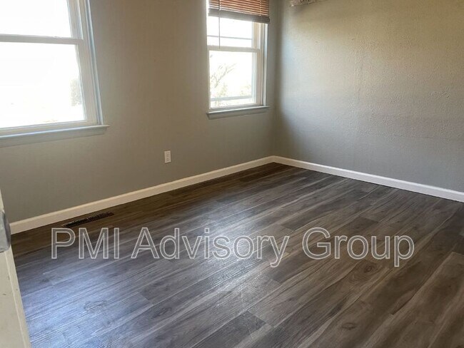 Building Photo - 2424 SW 25th Dr