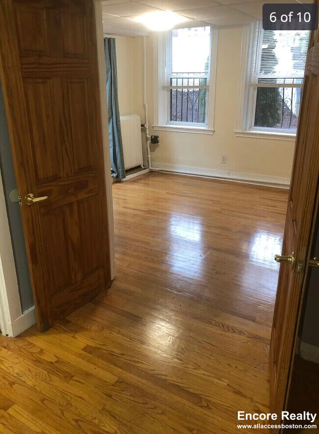 Building Photo - 352 Riverway