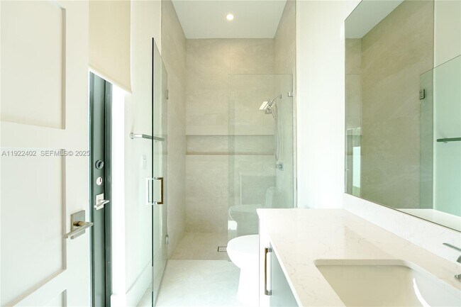 Building Photo - 333 NE Spanish Ct