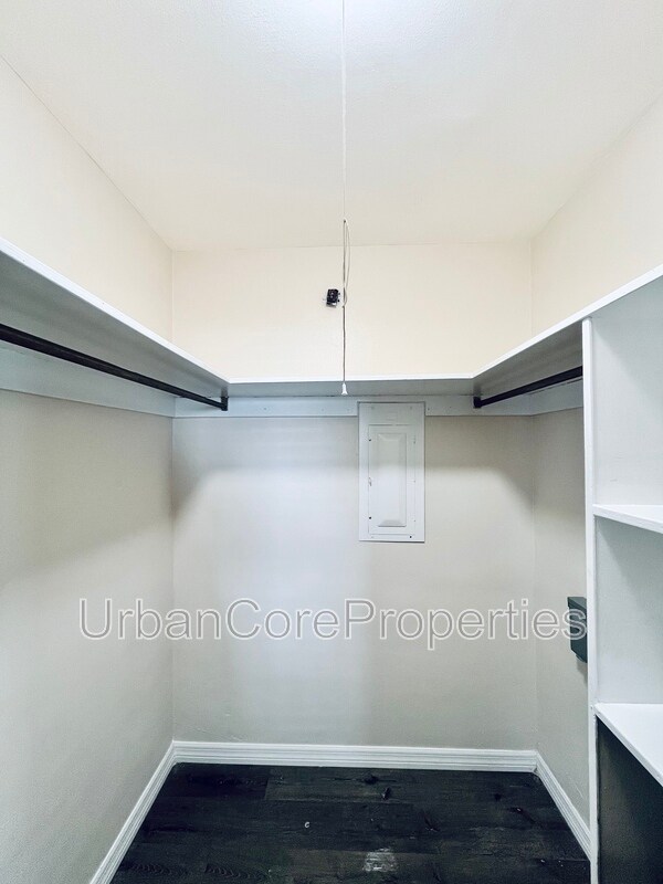 Building Photo - 115 7th Ave N