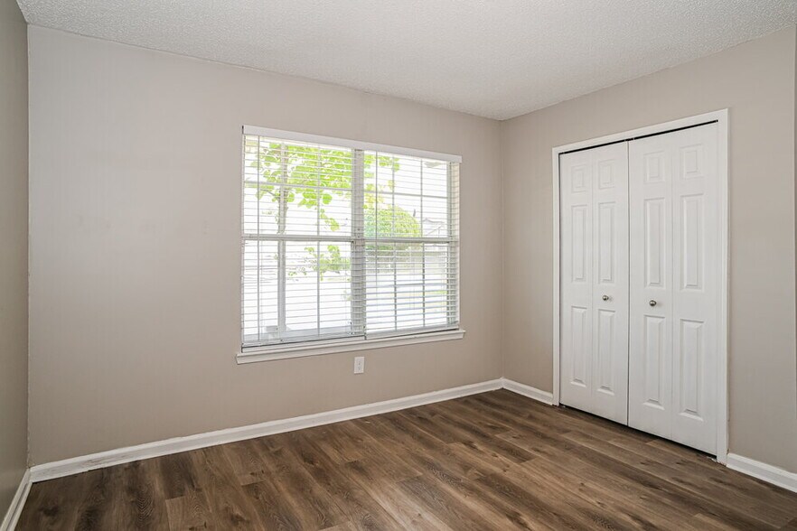 Building Photo - 8790 Townsquare Dr S