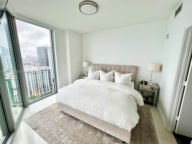 Building Photo - 2900 NE 7th Ave