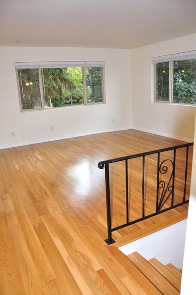 Building Photo - Beautiful 4 Bedroom Split-Level Home with Fenced Yard