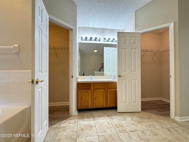 Building Photo - 6835 Otters Den Ct N