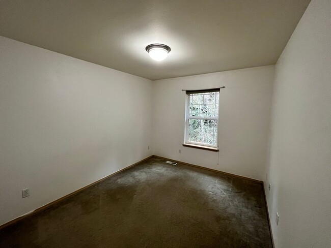 Building Photo - 3 Story, Large Home, Next to a Park with V...