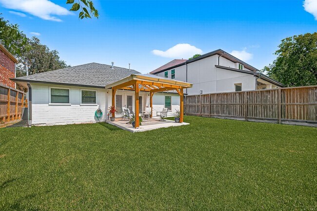 Building Photo - 5121 Locust St