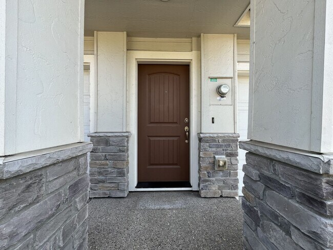 Building Photo - Modern Bull Mountain Townhome with Two Private Suites, Clubhouse, Pool, Fitness Center & Modern F...