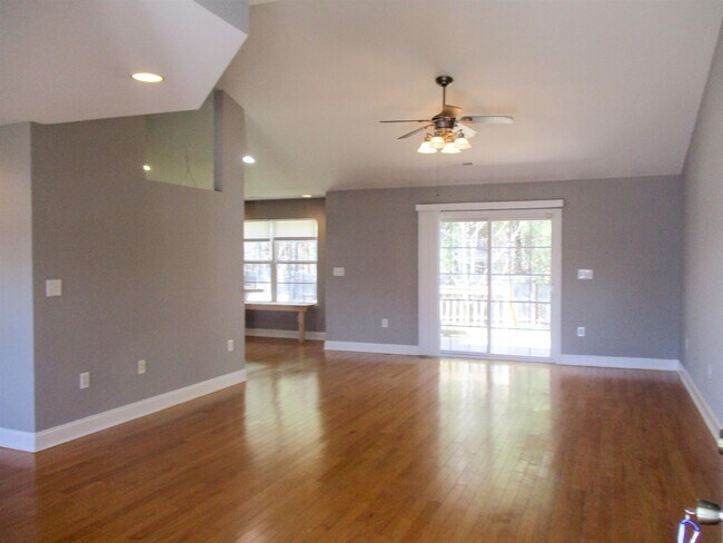 Building Photo - 2808 Blue Bell Ln