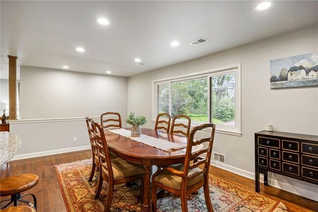 Building Photo - 2341 Elmwood Cir SE
