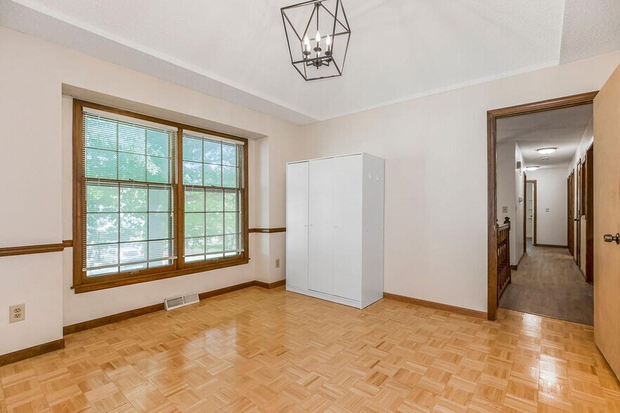 Building Photo - Spacious Shawnee Home Near Mill Creek Stre...