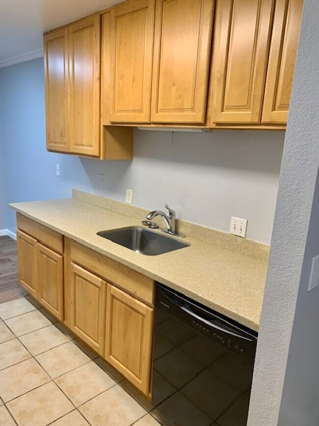 Building Photo - Great 1 bed 1 bath Condo in Pittsburg -- AVAILABLE NOW !!!