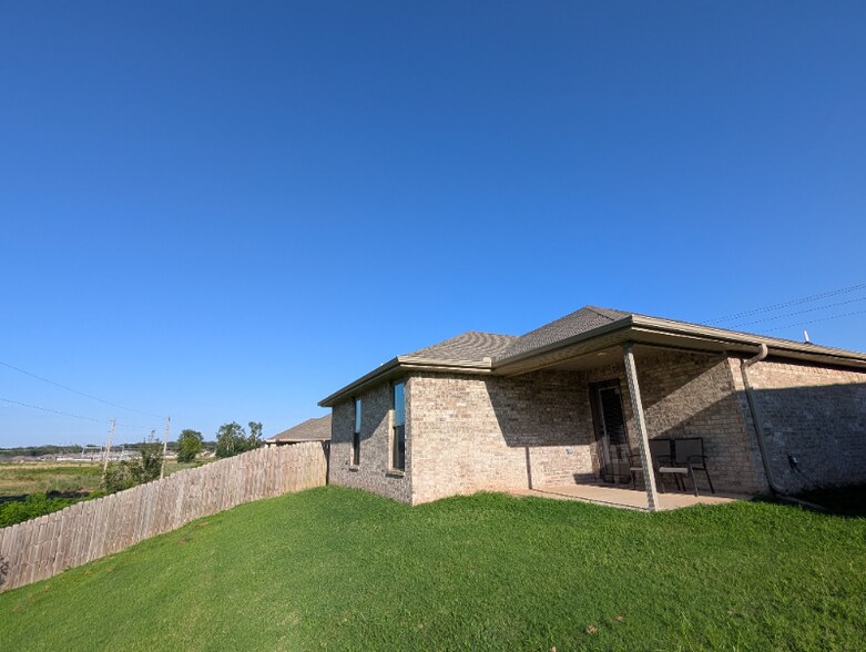 Building Photo - 508 NW 62nd Ave