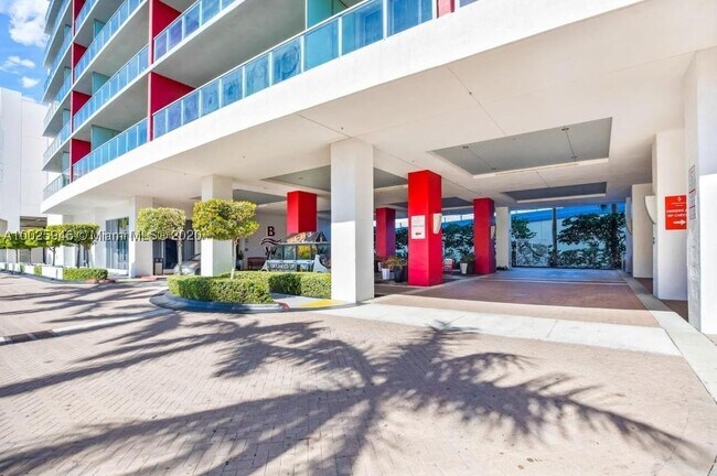 Building Photo - 2602 E Hallandale Beach Blvd