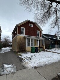 Building Photo - 2 Bed 1 Bath Unit Close to Main Street. All Utilities Included