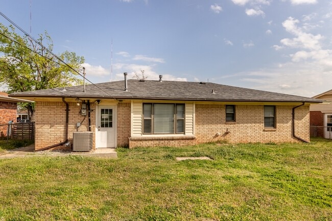 Building Photo - 709 NE 79th Pl
