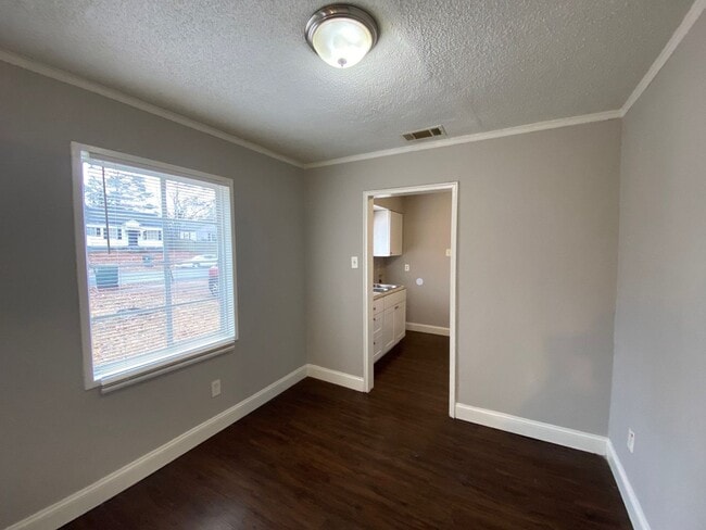 Building Photo - 1311 Robin Hood Ln