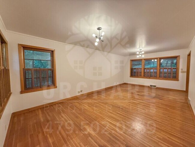 Building Photo - 3 bedroom, 2 Bath House Near University of Arkansas campus