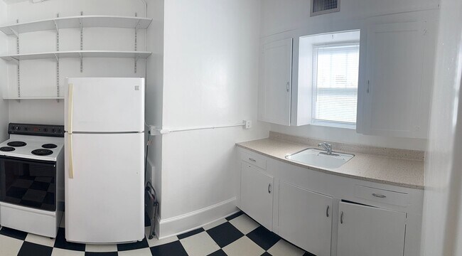 Building Photo - 715 Delaney Park Dr