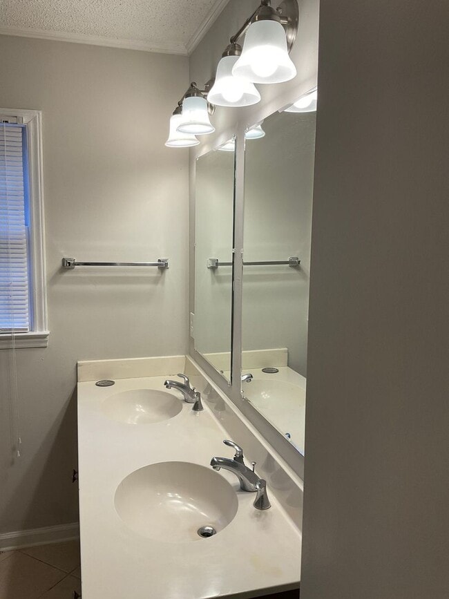 Building Photo - 4 Bedroom Brick Home in Gastonia - Hardwood Floors, Spacious Rooms!!!