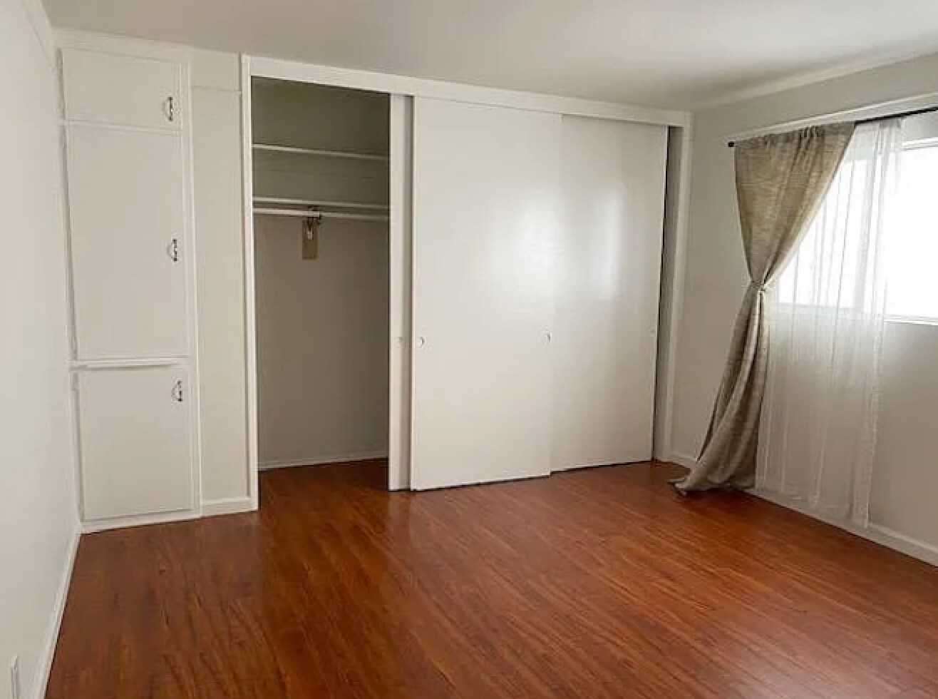 Building Photo - 3834 Mentone Ave