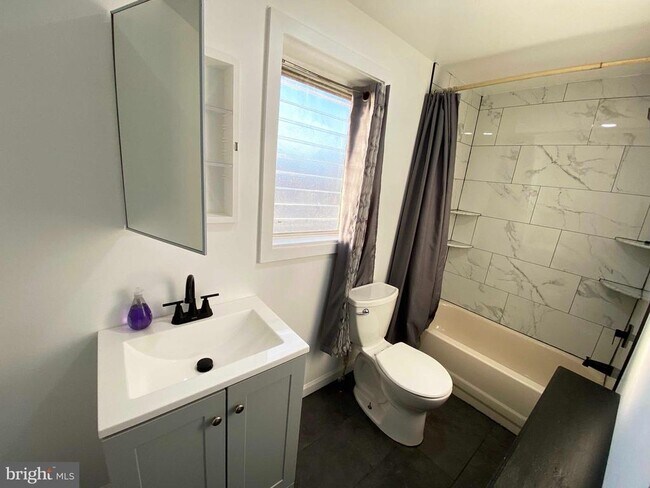 Building Photo - 3027 Weikel St