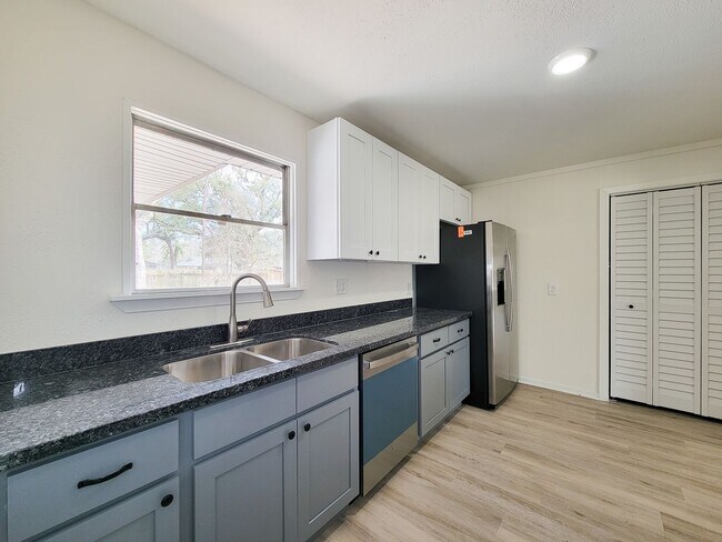 Building Photo - This beautifully remodeled 3-bedroom, 2-bathroom home in the heart of Lake Jackson, Texas, offers...