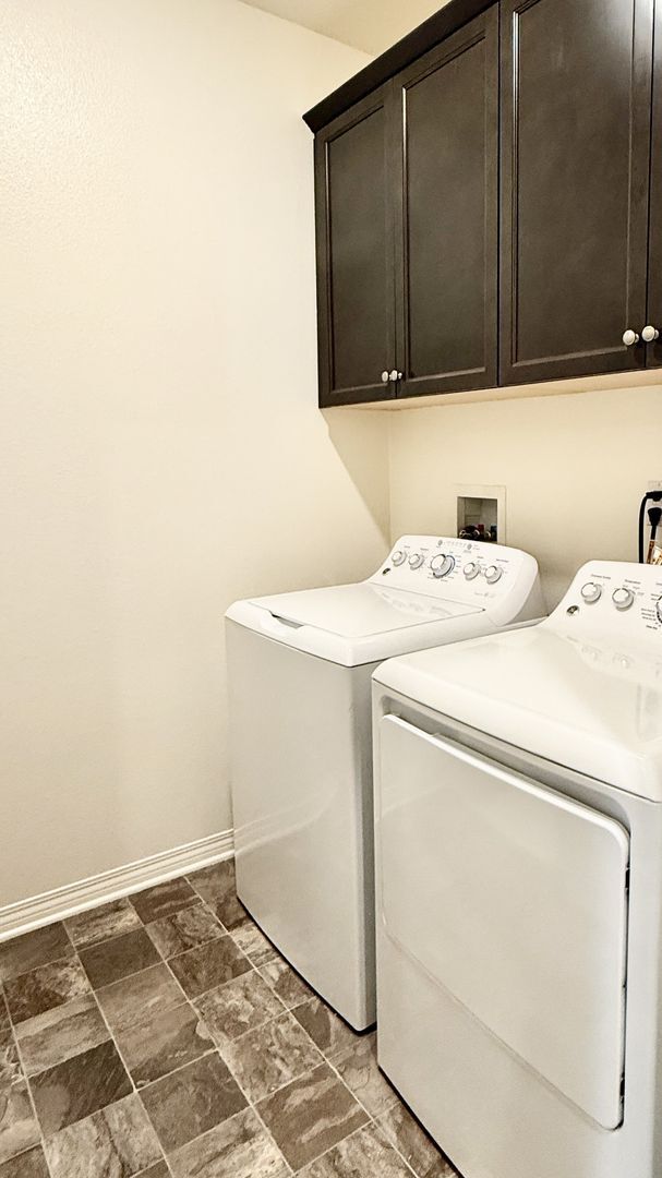 Building Photo - Beautifully 2019-Built 3 Beds 2.5 Baths 1,468 Sqft Home in Eastvale!