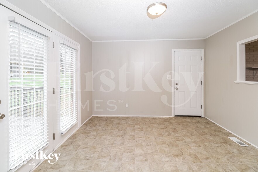 Building Photo - 4809 Maplecrest Dr