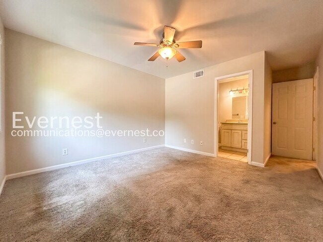 Building Photo - 2 Bed/2.5 Bath Townhome with Off-Street Parking / Available Now!