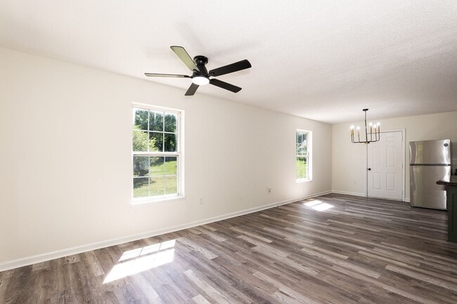 Building Photo - Three Bedroom Home Move in ready!