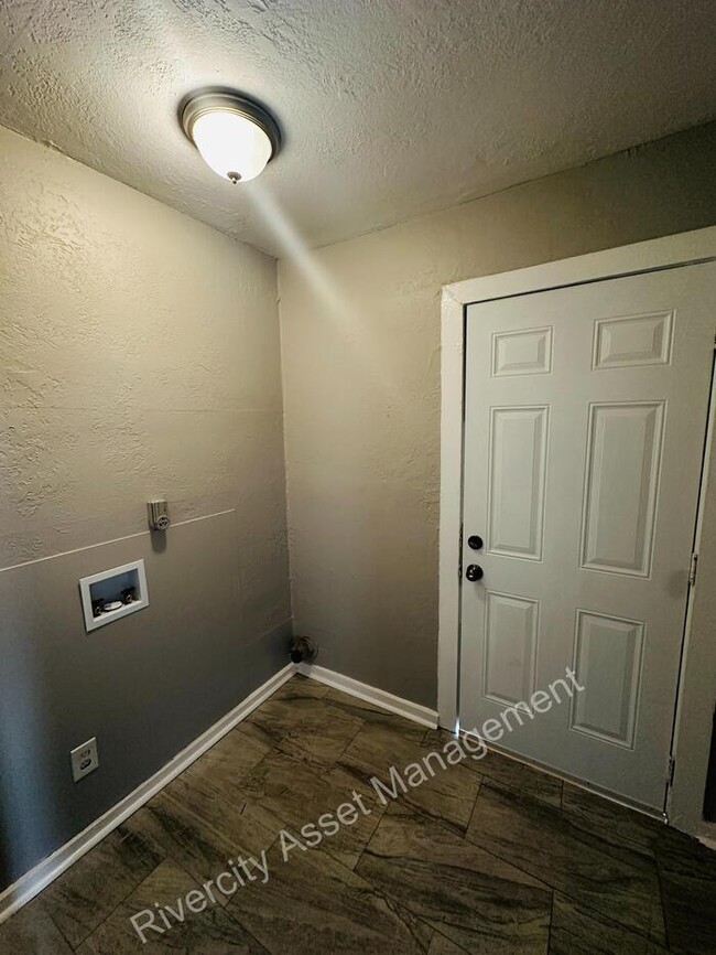 Building Photo - Renovated With You In Mind!!! Section 8 Fr...