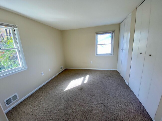 Building Photo - 908 Country Terrace