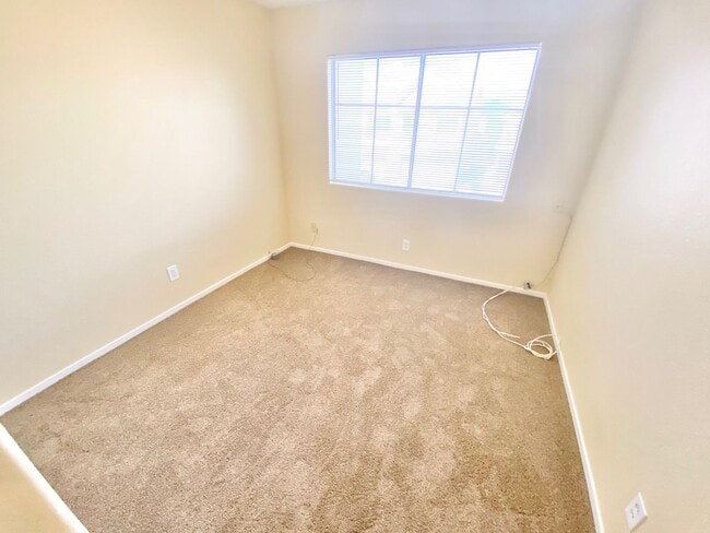 Building Photo - STUNNING 3 BEDROOM 2.5 BATH HOME LOCATED I...