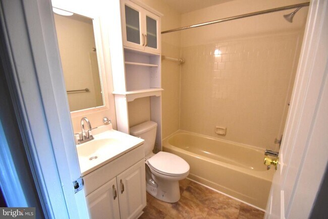 Building Photo - 106 Smithfield Ct