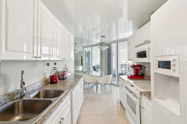 Building Photo - 16711 Collins Ave