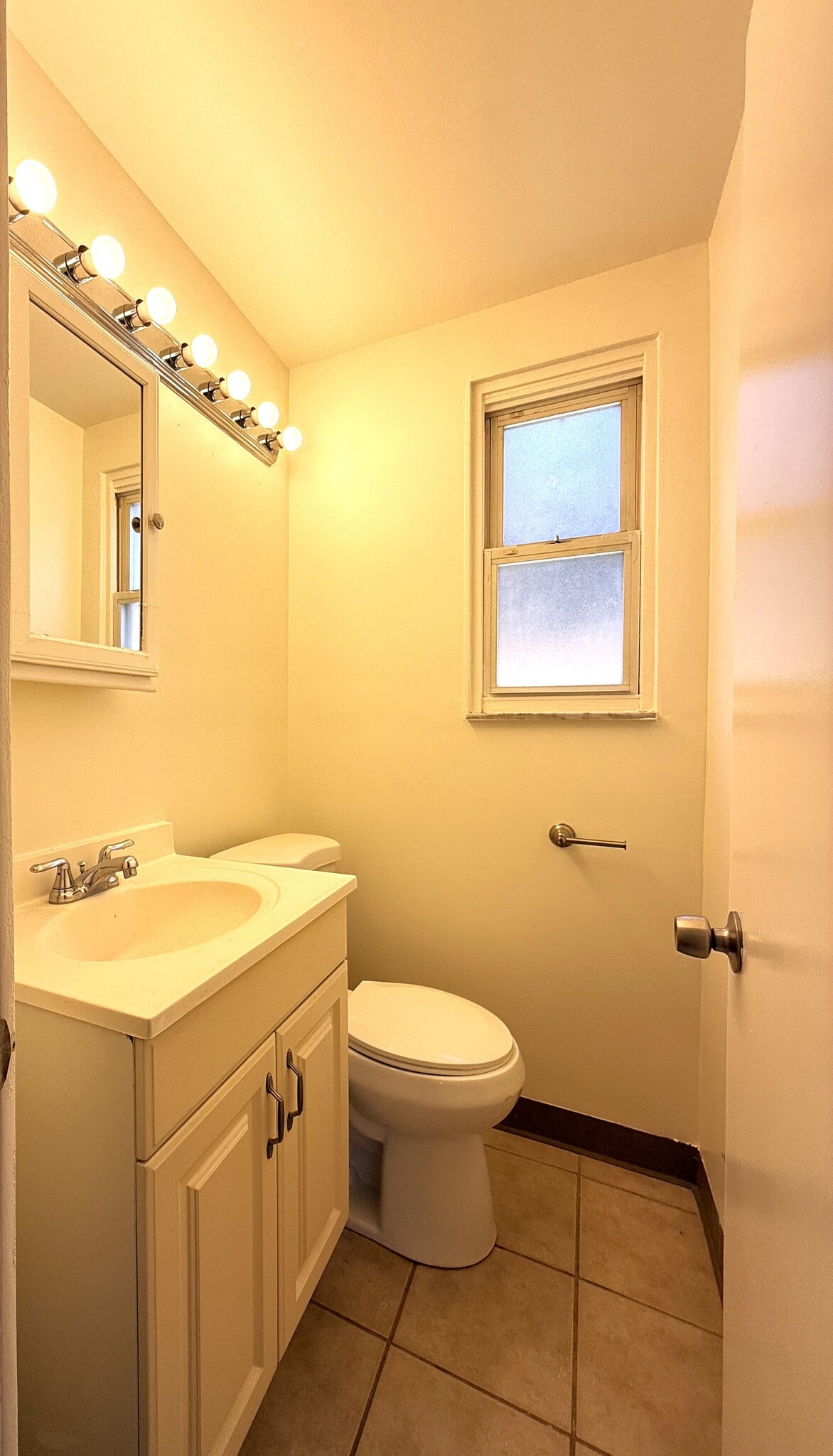 Building Photo - 156 Forest Hills Plz