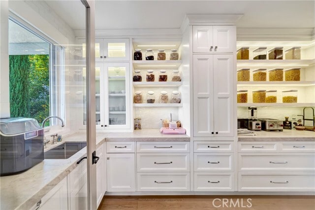 Building Photo - 2037 Delphine Ln