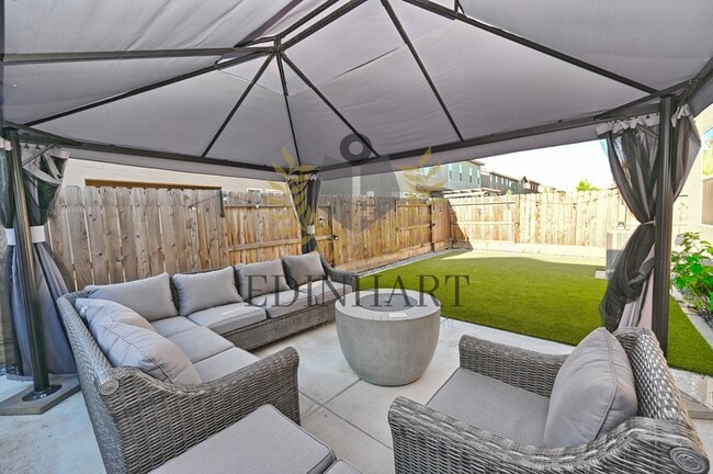 Building Photo - 893 Fir St W