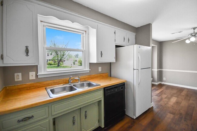 Building Photo - Pet Friendly Three Bedroom!