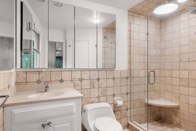 Building Photo - 10 Pinewood Cir