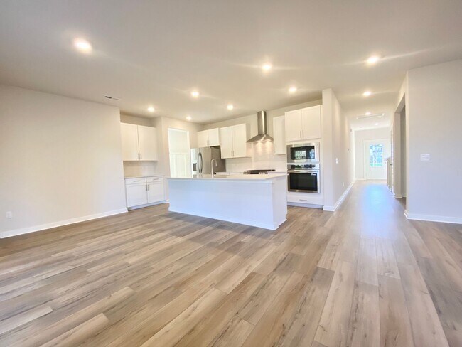 Building Photo - “Modern comfort meets Murfreesboro charm —...